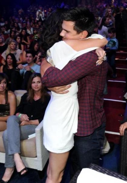 selena gomez taylor lautner hugging. Filed under: Selena Gomez,